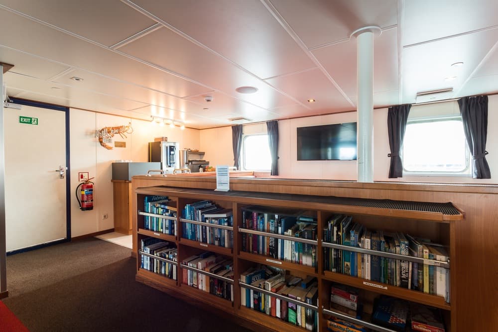 Ortelius, observation lounge, bar, library, deck 6 © Oceanwide Expeditions _3_.jpg_Eduardus Lee.jpeg