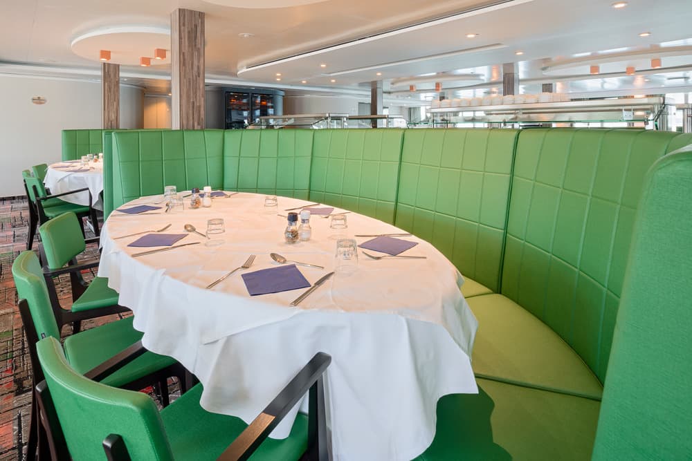 Oceanwide Expeditions Hondius, Dining room 02.jpg_Ivan Ivanisevic.jpeg