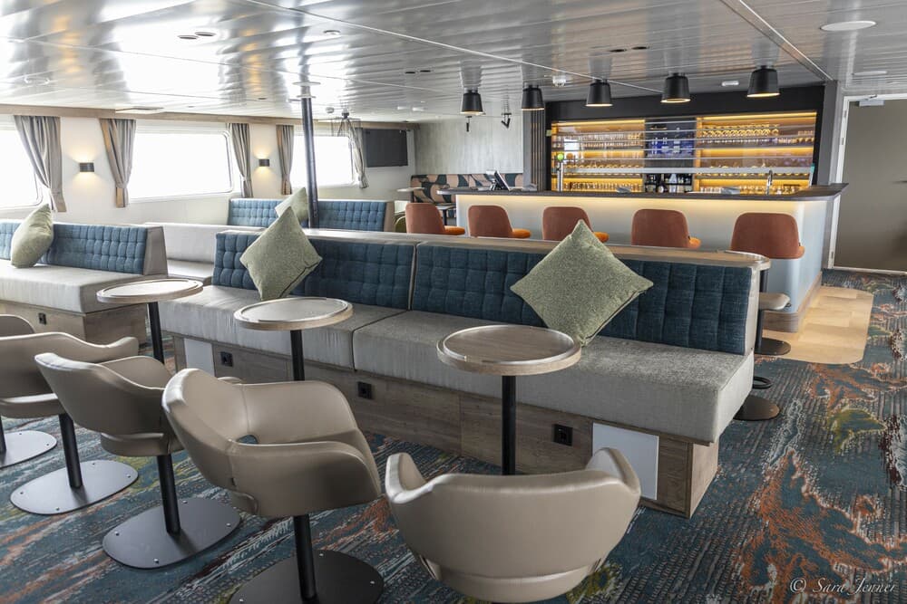 Oceanwide Ortelius - Observation Lounge and Bar 4, © Sara Jenner - Oceanwide Expeditions.jpg