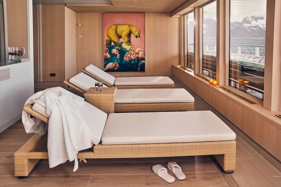 Ng Le Ng Endurance Ng Resolution Spa Loungers ©Lindblad Expeditions Olivind Haug