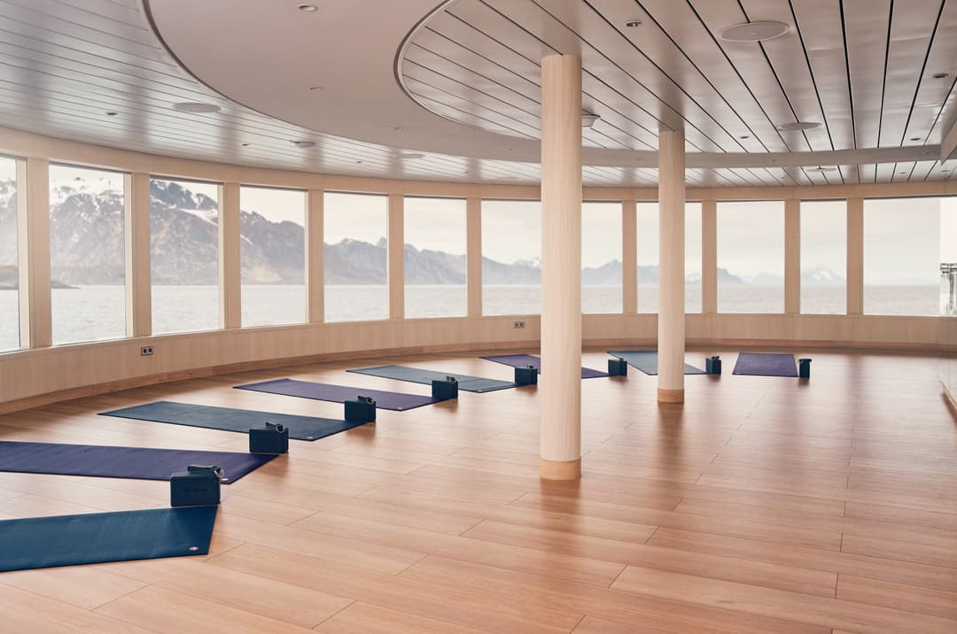 Ng Le Ng Endurance Ng Resolution Yoga ©Lindblad Expeditions Olivind Haug0