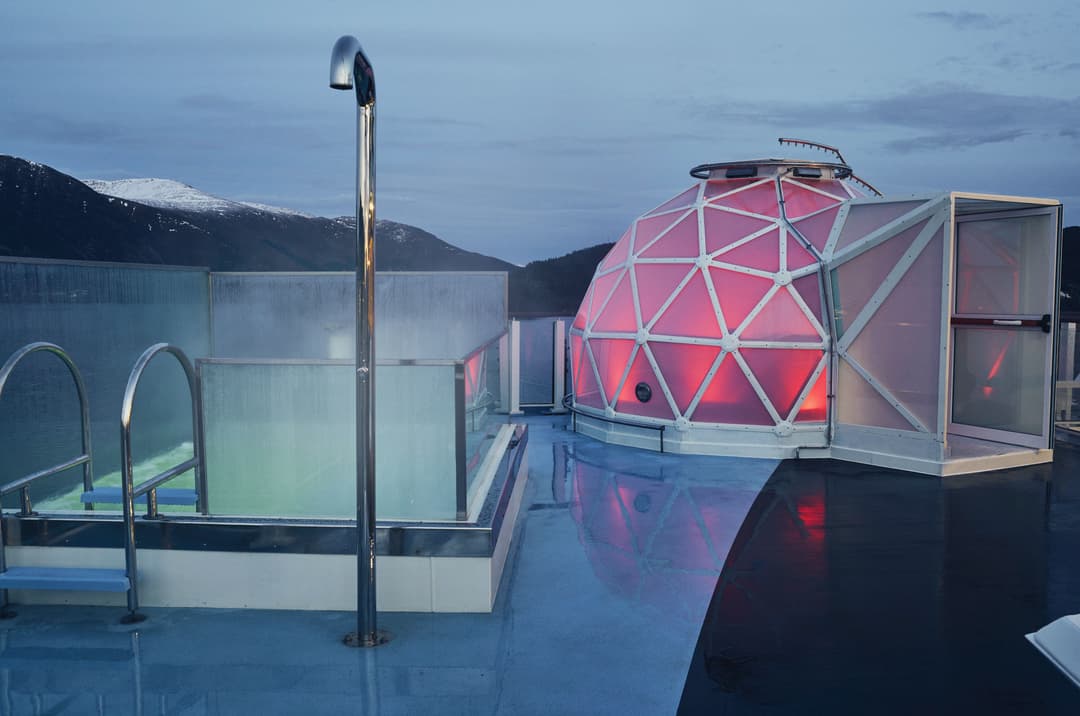 Ng Le Ng Endurance Ng Resolution Igloo And Infinity Edge Hot Tub ©Lindblad Expeditions Olivind Haug