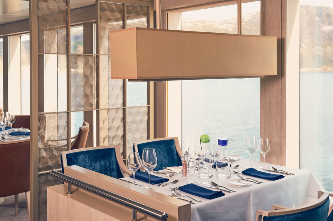 Ng Le Ng Endurance Ng Resolution Main Restaurant ©Lindblad Expeditions Olivind Haug