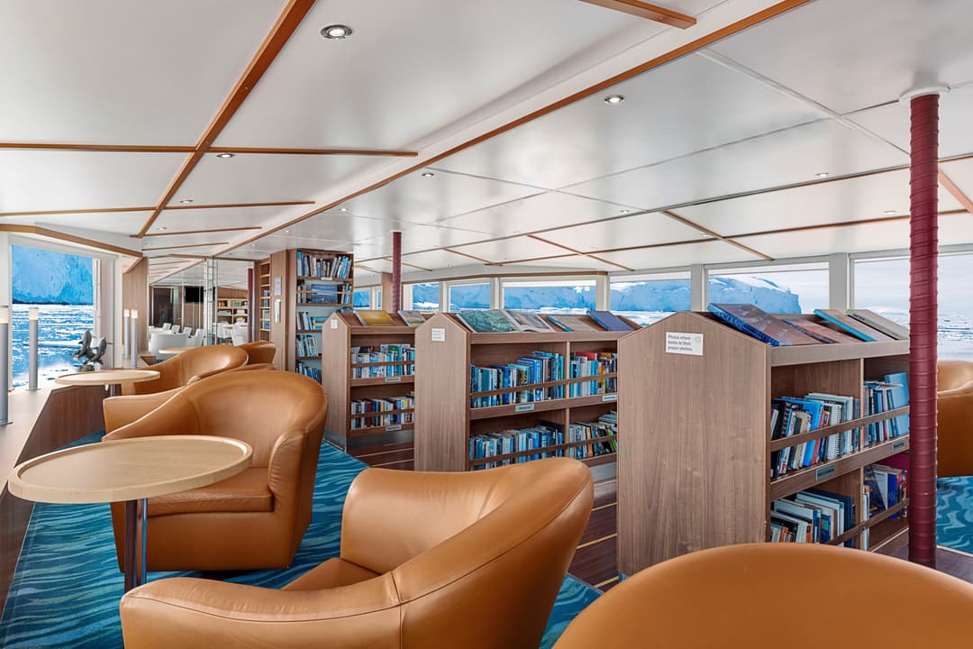 Ng Le Ng Explorer Library ©Lindblad Expeditions Douglas Scaletta