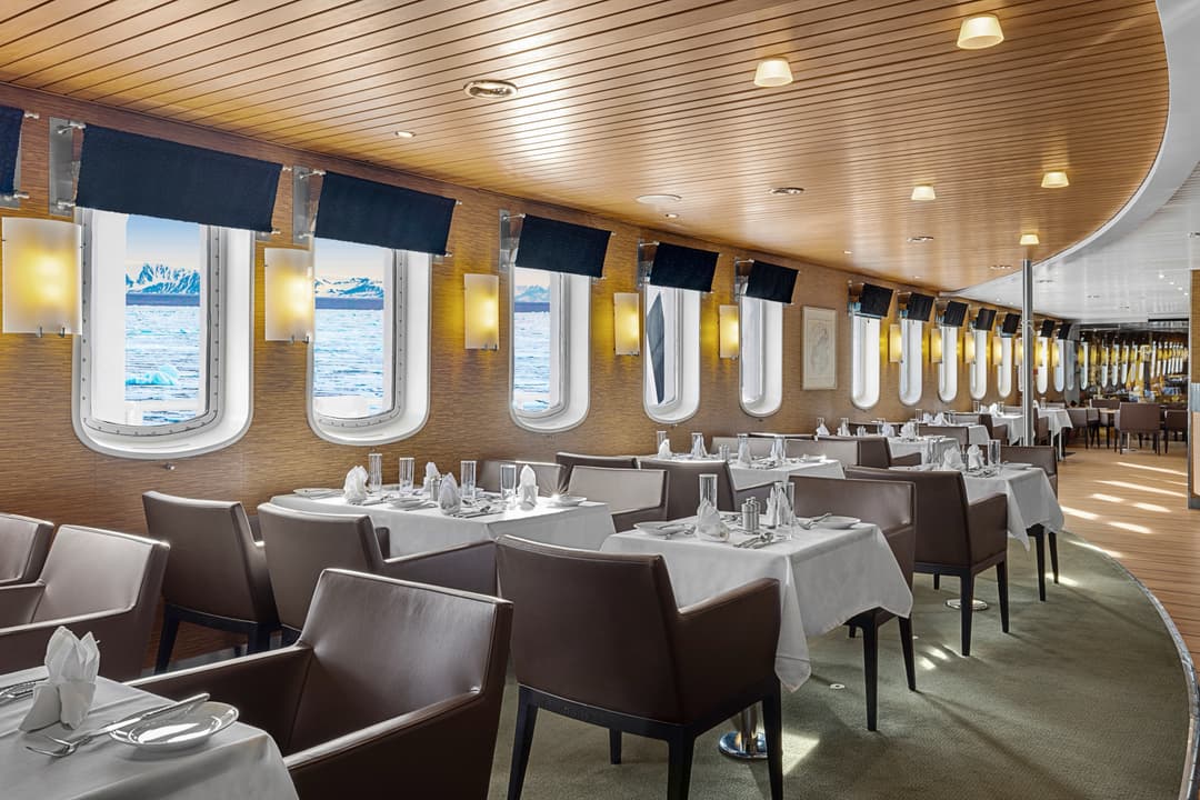 Ng Le Ng Explorer Bistro ©Lindblad Expeditions Douglas Scaletta 2