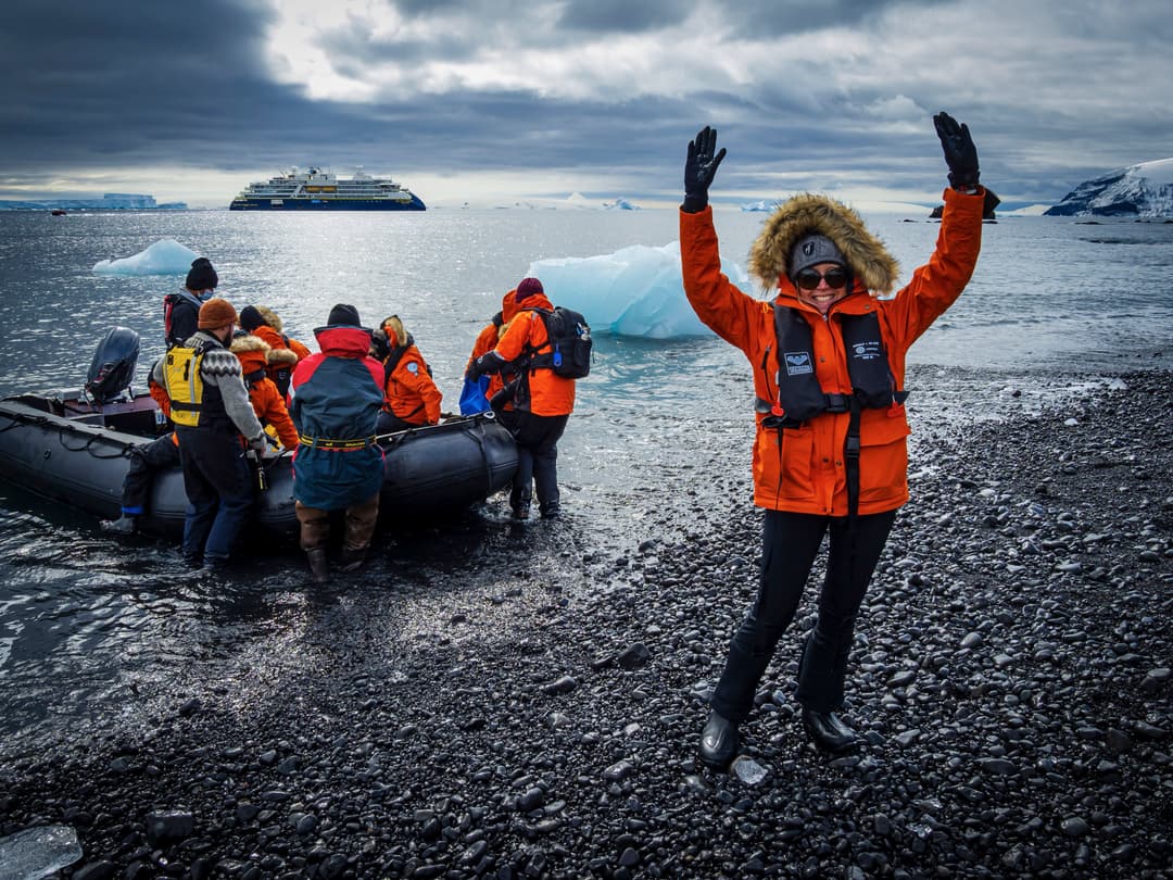 Ng Le Ng Resolution In Antarctica, Zodiacs ©Lindblad Expeditions Ralph Lee Hopkins 1