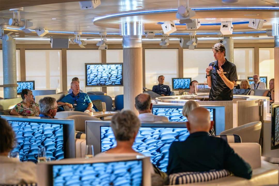 Ng Le Ng Resolution Ice Lounge Guest Speakers ©Lindblad Expeditions David Vargas 0