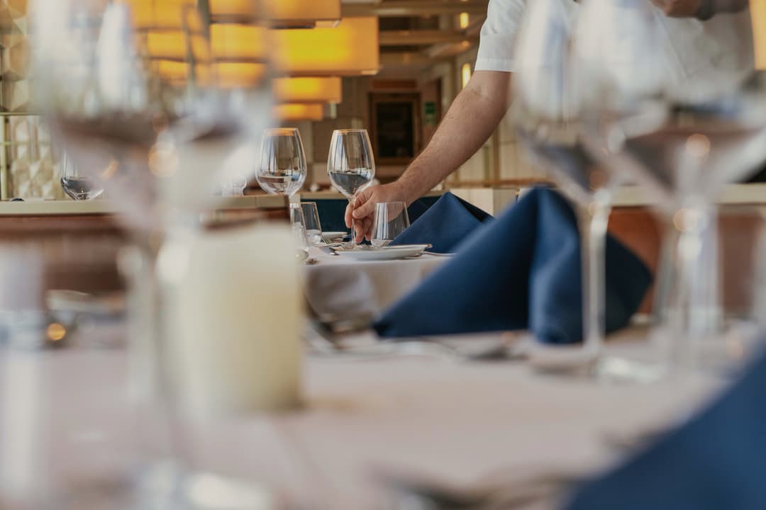 Ng Le Ng Resolution 270° Restaurant ©Lindblad Expeditions David Vargas 0