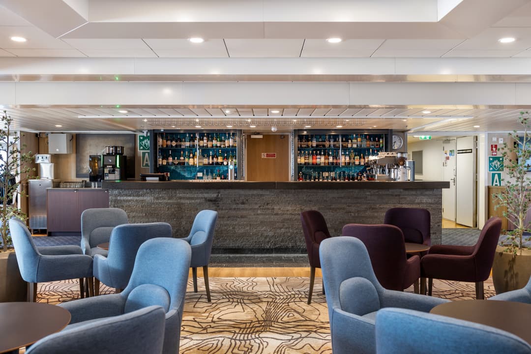 Hx Hurtigruten Expeditions, Ms Spitsbergen, Explorer Lounge & Bar 1