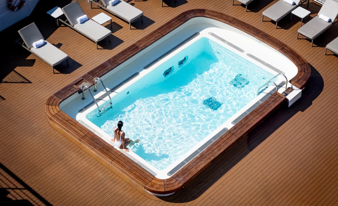 Ponant, L'austral Swimming Pool ©Ponant Julien Fabro