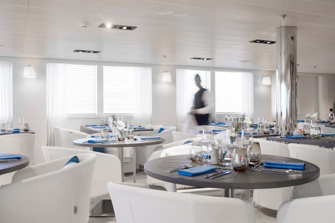 Ponant, Le Lyrial Grill Restaurant 02 ©Ponant François Lefebvre