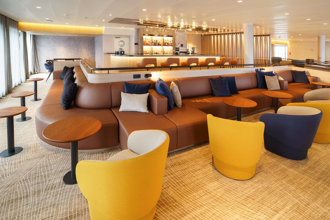 Quark Expeditions, Ultramarine Panorama Lounge And Bar 3 ©Quark Expeditions
