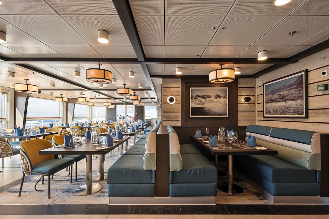Ae Expeditions Douglas Mawson Top Deck Restaurant ©Ae Expeditions 3