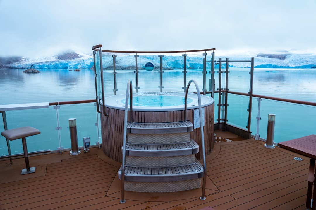 National Geographic Lindblad Expeditions Greg Mortimer Jacuzzi ©Ae Expeditions