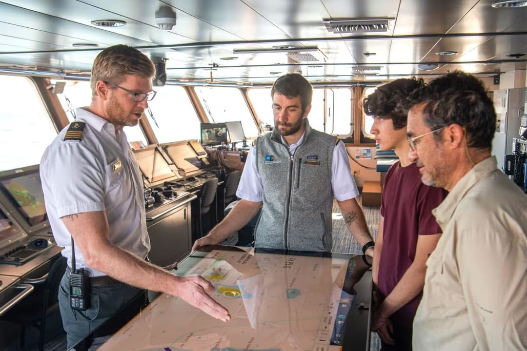 Ng Le Expedition Team Web ©Lindblad Expeditions