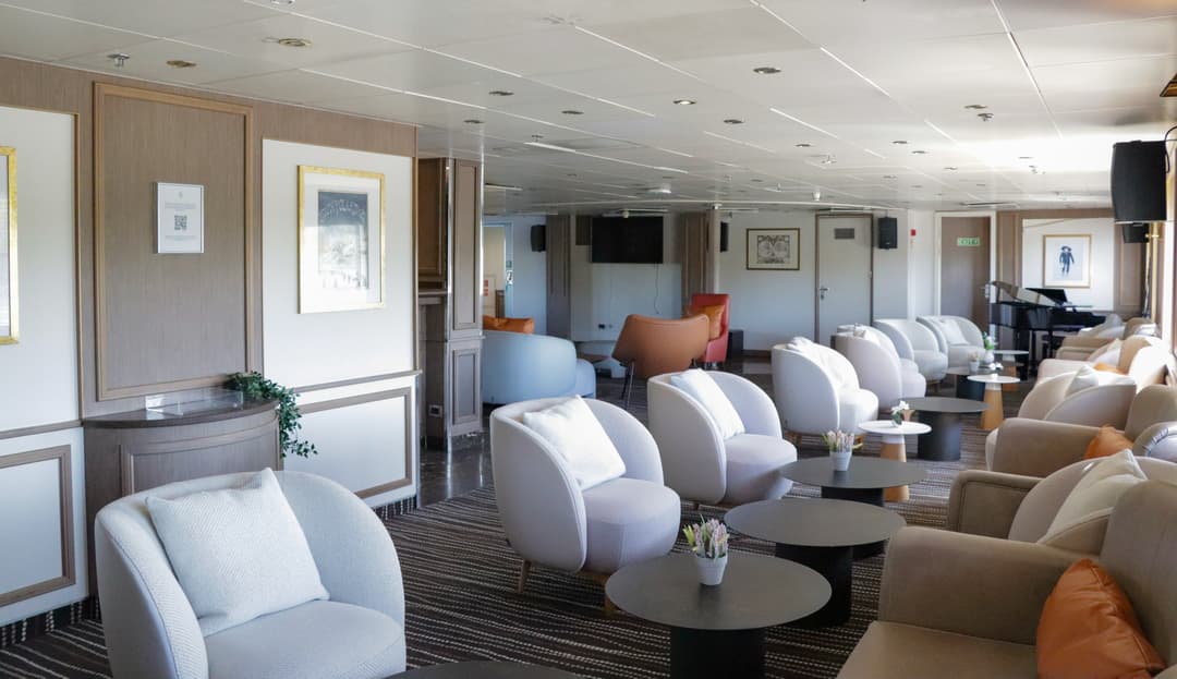 Polar Latitudes Expeditions Mv Discoverer Main Lounge & Bar 8