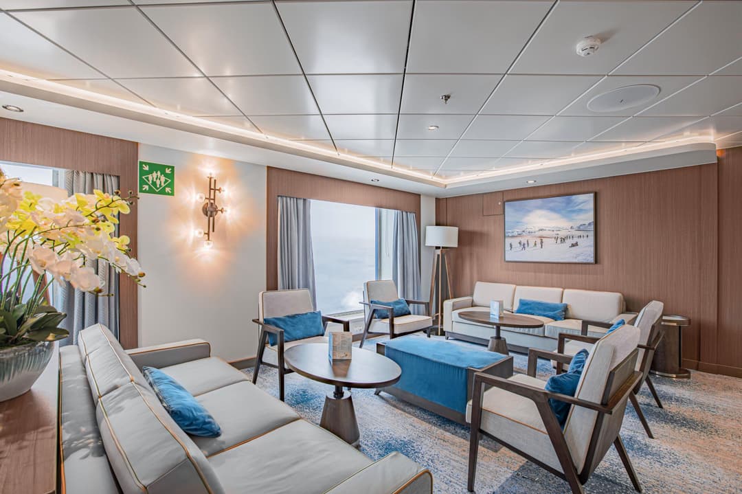 Polar Latitudes Expeditions Ocean Victory Nordic Bar 1