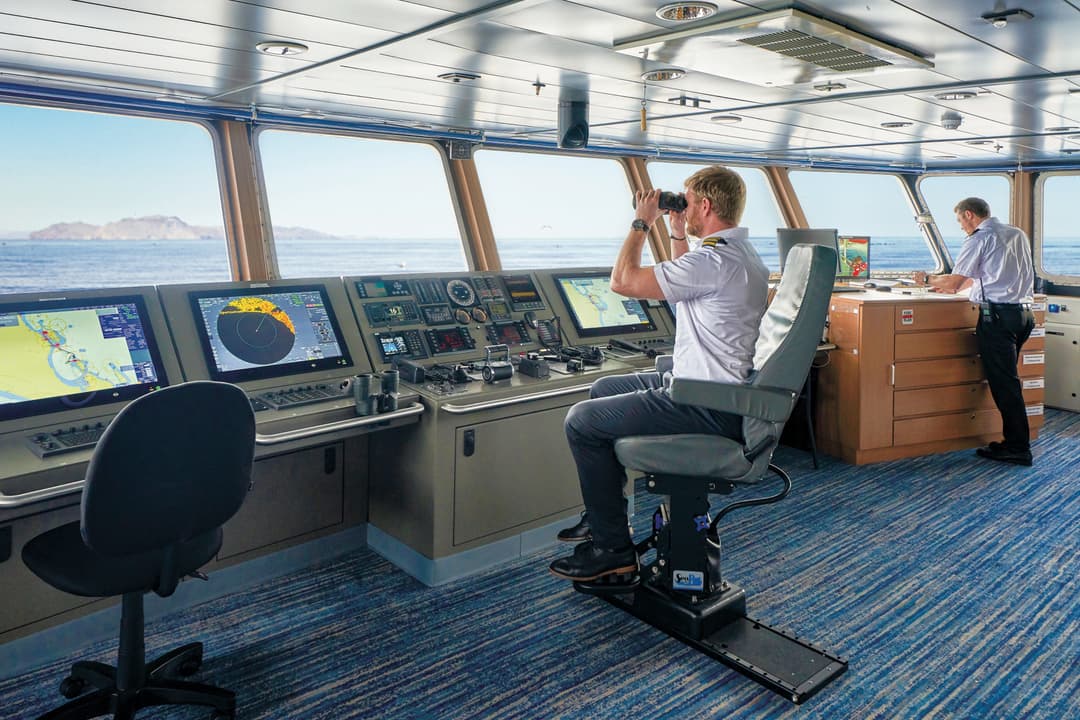 Ng Le Ng Venture Bridge Interior Crew 1 ©Marco Ricca & Lindblad Expeditions