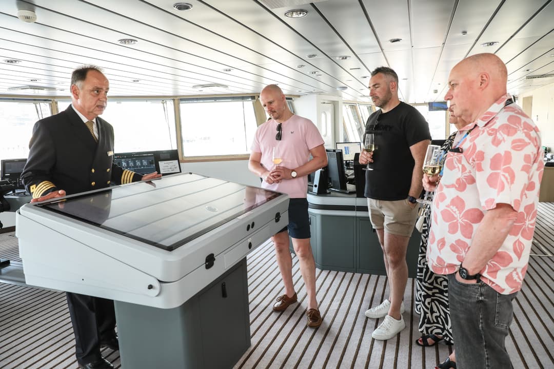 Ng Le Ng Endurance Bridge Crew & Guests ©Alex Maguire & Lindblad Expeditions