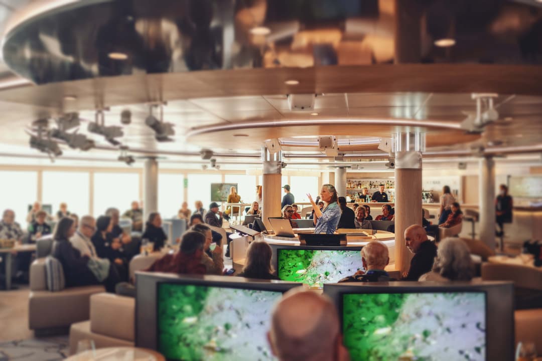 Ng Le Ng Resolution Ice Lounge Guest Speaker ©David Vargas & Lindblad Expeditions