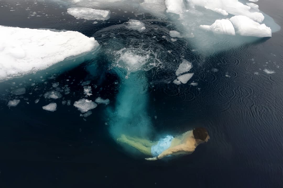 Aqua Lares Polar Plunge ©Aqua Expeditions 2